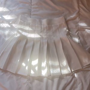 XS white pleated skirt